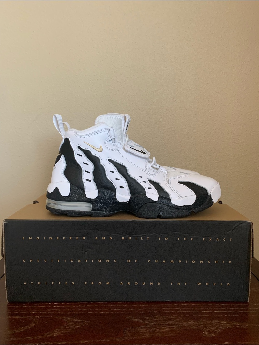 Nike Air DT Max '96 Deion Black White Colorado Away Men Size 9.5. Good Condition